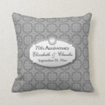 Coussin soixante-dixième Platine Z03 d'anniversaire de<br><div class="desc">soixante-dixième Cadre fleuri du platine Z03 d'anniversaire de mariage d'anniversaire avec l'accent de bouton de coeur. Cet article fait partie de la collection fleurie d'anniversaire de vue et de coeur soixante-dixième.</div>