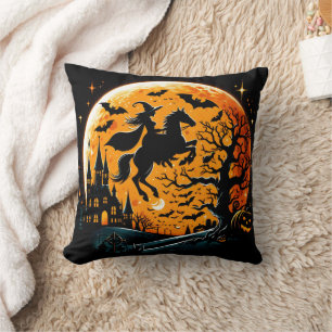 Coussin Sorcière à cheval contre une lune d'Halloween