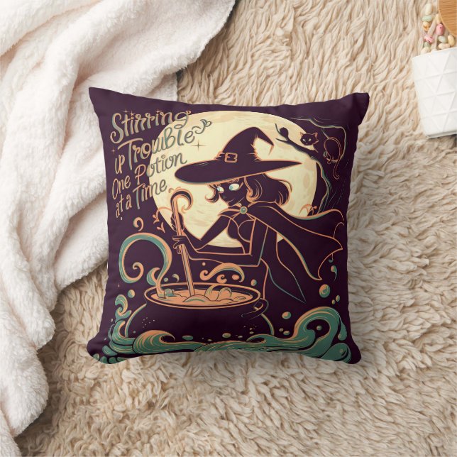 Coussin Sorcière créant des potions sous une lune brillant (Couverture)