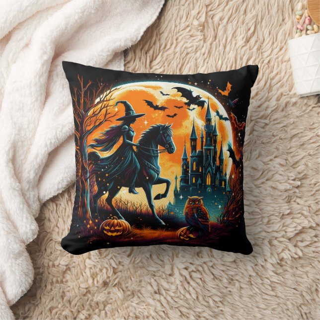 Coussin sorcière éffrayante à cheval sous une pleine lune (Couverture)