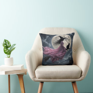 Coussin Sorcière portant une robe rose sur un balai