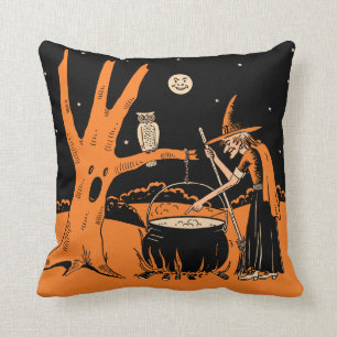 Coussin Sorcière vintage de Halloween dans une forêt
