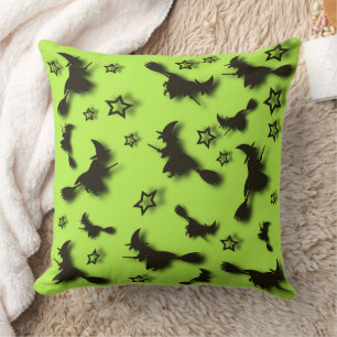 Coussin Sorcière volante parmi les étoiles à Halloween nui