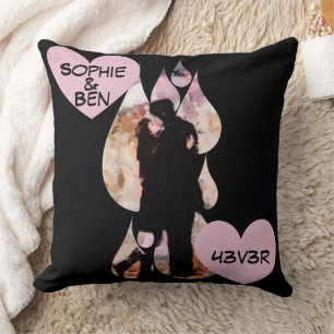 Coussin Sous un parapluie : Couple romantique s'embrassant