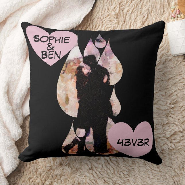 Coussin Sous un parapluie : Couple romantique s'embrassant (Couverture)