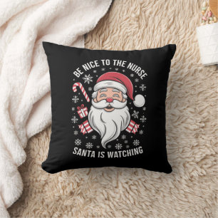 Coussin Soyez gentil avec l'infirmière, le Père Noël regar
