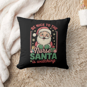 Coussin Soyez gentil avec l'infirmière, le Père Noël regar