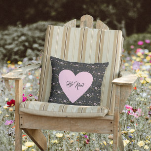 Coussin Soyez un Coeur Rose sur de minuscules Roses et des