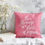 Coussin Soyez un Flamant rose dans un groupe de citations<br><div class="desc">Soyez un Flamant rose dans un troupeau de Coussins de pigeons - Nous avons tous entendu les oiseaux provocateurs d'une plume se rassembler. Que se passe-t-il quand un oiseau n'appartient pas au troupeau... . ils deviennent un pionnier. Etre un créateur de tendances et suivre son propre chemin n'est pas toujours...</div>