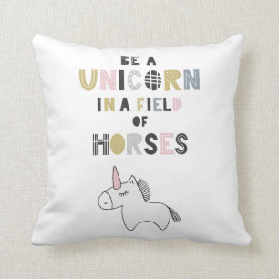 Coussin Soyez une licorne dans un domaine des chevaux