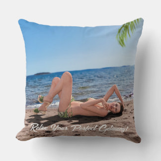 Coussin Spring Break Girl Lying on Sandy Beach