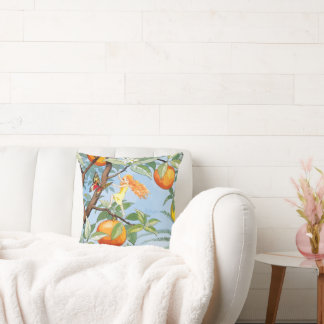 Coussin Spring Girl se livrant dans l'arbre avec des fruit