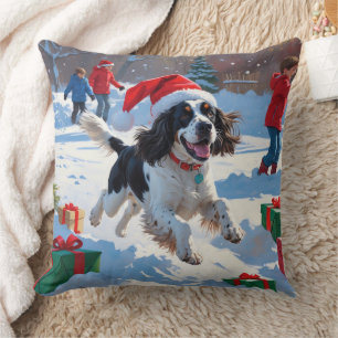 Coussin Springer Spaniel courant dans la neige avec un cha