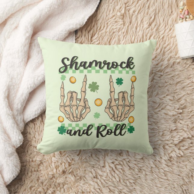 Coussin Squelette à main shamrock et rouleau (Couverture)
