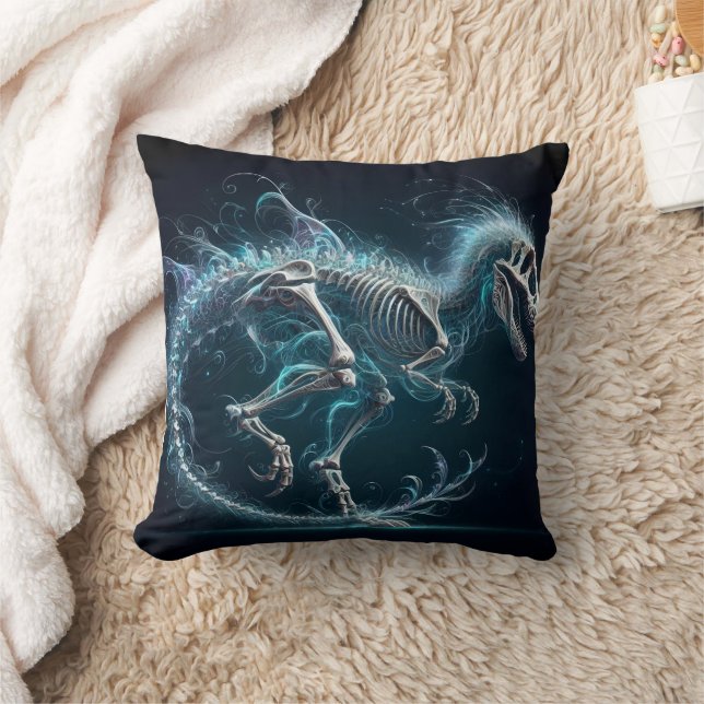 Coussin Squelette de dinosaure éthéré en mouvement la nuit (Couverture)