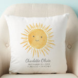 Coussin Statistiques de naissance personnalisées de Sunshi<br><div class="desc">Ce mignon bébé coussin a un soleil souriant jaune. Facile à personnaliser avec le nom du bébé et les statistiques de naissance,  il fait un grand cadeau pour la pépinière d'un bébé. Aquarelle originale © Michele Davies.</div>