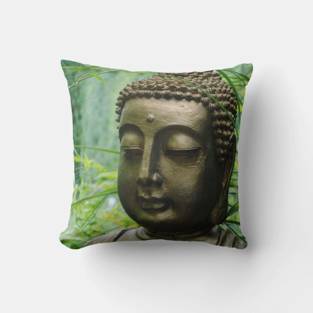 Coussin Statue de Bouddha paisible dans une forêt verte ve (Recto)