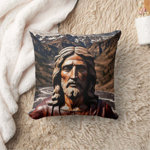 Coussin Statue de Jésus en bois dans le paysage de montagn