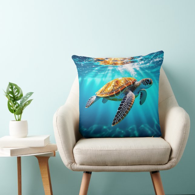 Coussin Stunning Green Sea Turtle in Sunlit Ocean Waters (Chaise)