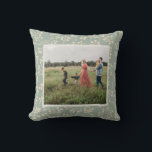 Coussin Style Sage Floral Moderne Agritourisme Photo perso<br><div class="desc">Ce design doux et d'inspiration nature encadre une photo préférée dans une bordure botanique délicate sur un arrière - plan bleu sauge. Avec sa palette de couleurs sereines et ses motifs floraux organiques, il est parfait pour des espaces familiaux douillets, un décor personnalisé ou des cadeaux bien pensés. Idéal pour...</div>