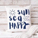 Coussin Sun Sea Happy Whale Waves Beach Typographie<br><div class="desc">Amusant,  thème plage coton lancer oreiller caractéristiques "soleil mer heureux" typographie en bleu marine nautique avec une queue de baleine,  vagues de l'océan et des doodles de soleil. Parfait pour les styles de décoration côtière et tropicale et la location de maisons de vacances.</div>