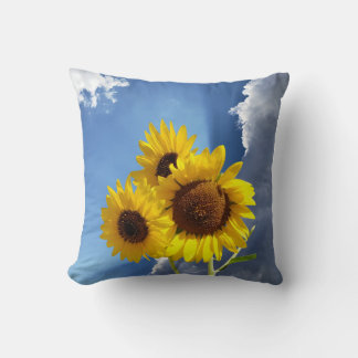 Coussin Sunflower Trio Against a Blue Sky with Clouds