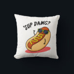 Coussin Sup Dawg Funny Hot Dog Pun<br><div class="desc">Sup Dawg Funny Hot Dog Pun présente un cool à l'allure mignonne dans ses lunettes de soleil en vous saluant avec un sup dawg. Funny Pun cadeau pour la famille et les amis qui aiment les puns hot dog.</div>