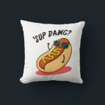 Coussin Sup Dawg Funny Hot Dog Pun<br><div class="desc">Sup Dawg Funny Hot Dog Pun présente un cool à l'allure mignonne dans ses lunettes de soleil en vous saluant avec un sup dawg. Funny Pun cadeau pour la famille et les amis qui aiment les puns hot dog.</div>