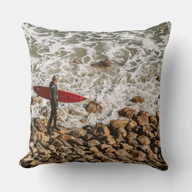 Coussin Surfeur marchant sur une plage rocheuse, vagues oc (Recto)