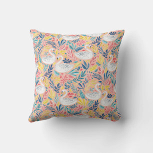 Coussin Swans doux en Whimsical sur rose pâle