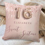 Coussin Sweet 16th seize rose or parties scintillant monog<br><div class="desc">Un coussin pour une chambre pour filles de 16ème ans. Un arrière - plan d'or faux rose avec de l'or faux rose et des gouttes de parties scintillant rose, la peinture goutte à goutte. Le texte : le Sweet sixteen est écrit en or rose foncé avec un grand script de...</div>