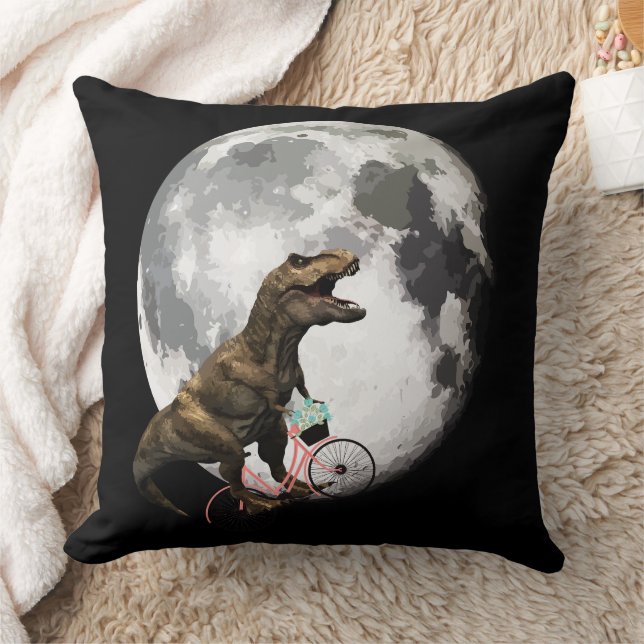 Coussin T-Rex à bicyclette avec des roses encerclant la lu (Couverture)