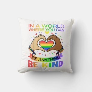Coussin T-shirt de sensibilisation à l'égalité arc-en-ciel