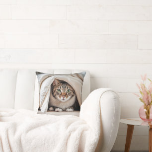 Coussin Tabby Chat se cachant sous une couverture