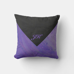 Coussin Tache de myrtille et monogramme noir