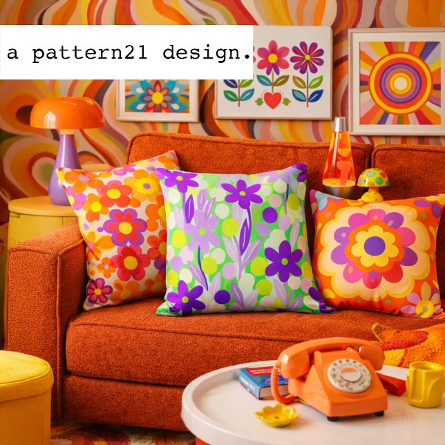 Coussin Taches florales en motif vert citron (Groovy retro floral pillow bursting with vintage color and psychedelic charm.)