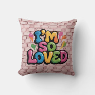 Coussin Tag de graffiti "Je suis tellement aimé" en brique