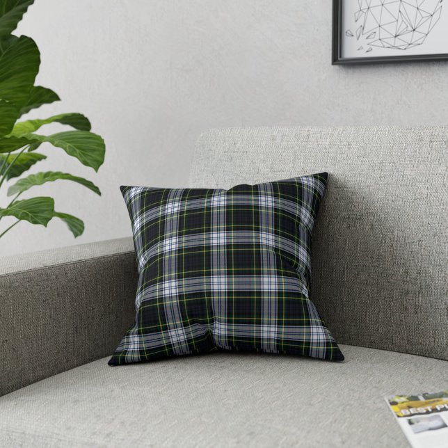 Coussin Tartan Plaid Clan Gordon Green White Check (Rustic Plaid Clan Gordon Tartan Throw Pillow)