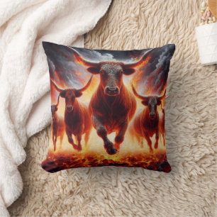 Coussin Taureaux chargeant à travers un paysage enflammé