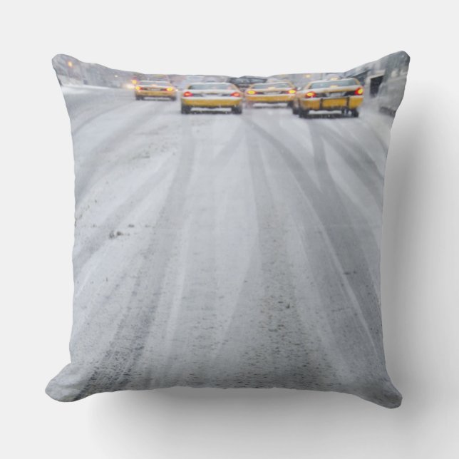 Coussin Taxis jaunes dans la tempête de neige (Recto)