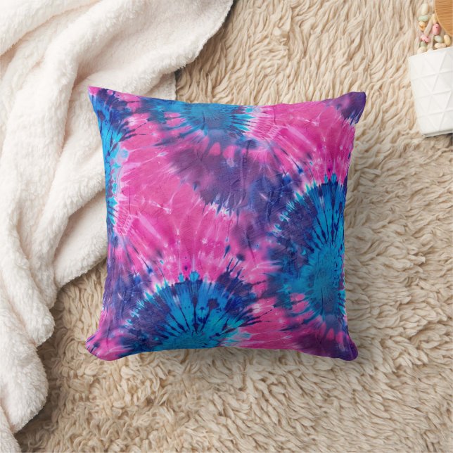 Coussin Teinture en spirale rose, bleue et violette (Couverture)