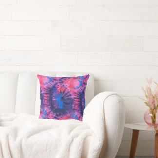 Coussin Teinture en spirale rose, bleue et violette 
