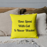Coussin Temps passé avec chat Personnalisé Jaune clair<br><div class="desc">Améliorez votre espace avec le "Temps passé avec le chat Personnalisé Citation Animaux de compagnie brillant Jaune Jaune Oreiller." Adapté aux amoureux des animaux de compagnie, ce coussin allie un sentiment personnel et un design élégant. Parfait pour se détendre et réfléchir sur les moments chéris avec votre ami furry. Un...</div>