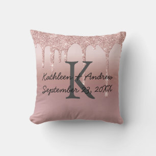 Coussin Tendance de mariage à monogramme rose oré tombant