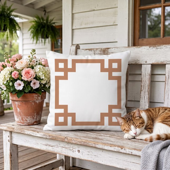Coussin Terre cuite et clé grecque blanche | Couleurs modi (Créateur téléchargé)