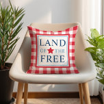 Coussin Terre de l'Amérique patriotique rouge libre<br><div class="desc">Carré patriotique coussin caractéristiques "Land of the Free" conception de typographie avec accent étoilé et rouge en vichy plaid motif frontière. Couleurs rouge,  blanc et bleu marine.</div>
