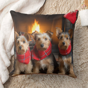 Coussin Terrier australien près du feu Noël