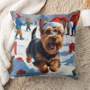 Coussin Térrier Écossais courant dans la neige avec un cha