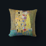 Coussin The Kiss (original Der Kuss) par Gustav Klimt<br><div class="desc">The Kiss (1907-1908). Artiste : Gustav Klimt (1862-1918). Le Kiss (original Der Kuss) est probablement l'oeuvre la plus célèbre de Gustav Klimt. Il a commencé à y travailler en 1907 et c'est le point culminant de sa soi-disant "période d'or". The Kiss est une vintage peinture d'amour et d'amour de l'époque...</div>