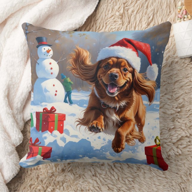 Coussin Tibétain Spaniel courant dans la neige avec un cha (Couverture)